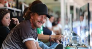 Saksikan Eddie Vedder menikmati kejayaan saat ‘Alive’ milik Pearl Jam dimainkan selama istirahat hidrasi pertandingan Piala Dunia AS vs Belgia
| beritakitanih Saksikan Eddie Vedder menikmati kejayaan saat 'Alive' milik Pearl Jam dimainkan selama istirahat hidrasi pertandingan Piala Dunia AS vs Belgia
| beritakitanih