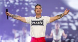 Saksikan Robbie Williams mengejutkan penggemar dengan mengamen ‘Angels’ di jalanan Seville
| beritakitanih Saksikan Robbie Williams mengejutkan penggemar dengan mengamen 'Angels' di jalanan Seville
| beritakitanih