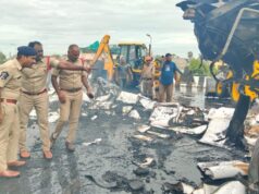 Tiga orang tewas ketika dua truk bertabrakan, terbakar di Guntur, Andhra Pradesh
| beritakitanih Tiga orang tewas ketika dua truk bertabrakan, terbakar di Guntur, Andhra Pradesh
| beritakitanih