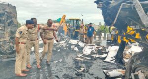 Tiga orang tewas ketika dua truk bertabrakan, terbakar di Guntur, Andhra Pradesh
| beritakitanih Tiga orang tewas ketika dua truk bertabrakan, terbakar di Guntur, Andhra Pradesh
| beritakitanih