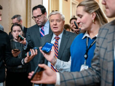 Tim Scott dan Pemimpin Carolina Selatan Lainnya Berduka atas Lindsey Graham
| beritakitanih Tim Scott dan Pemimpin Carolina Selatan Lainnya Berduka atas Lindsey Graham
| beritakitanih