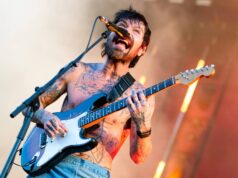 Tonton Biffy Clyro memainkan ‘Mesin’ bersama Jamie Campbell Bower di Finsbury Park
| beritakitanih Tonton Biffy Clyro memainkan 'Mesin' bersama Jamie Campbell Bower di Finsbury Park
| beritakitanih