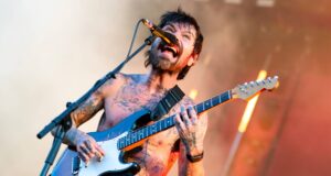 Tonton Biffy Clyro memainkan ‘Mesin’ bersama Jamie Campbell Bower di Finsbury Park
| beritakitanih Tonton Biffy Clyro memainkan 'Mesin' bersama Jamie Campbell Bower di Finsbury Park
| beritakitanih