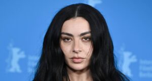 Tonton Charli XCX menampilkan lagu baru ‘Musik, Mode, Film’ di pertunjukan pop-up Brooklyn
| beritakitanih Tonton Charli XCX menampilkan lagu baru 'Musik, Mode, Film' di pertunjukan pop-up Brooklyn
| beritakitanih