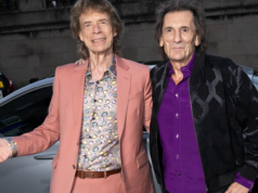 Tonton Mick Jagger dan Ronnie Wood Menampilkan ‘Ringing Hollow’ di Acara London
| beritakitanih Tonton Mick Jagger dan Ronnie Wood Menampilkan 'Ringing Hollow' di Acara London
| beritakitanih