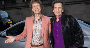 Tonton Mick Jagger dan Ronnie Wood Menampilkan ‘Ringing Hollow’ di Acara London
| beritakitanih Tonton Mick Jagger dan Ronnie Wood Menampilkan 'Ringing Hollow' di Acara London
| beritakitanih