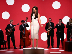 Tonton Sienna Spiro Menampilkan Single Menggugah ‘Great Expectation’ di ‘Fallon’
| beritakitanih Tonton Sienna Spiro Menampilkan Single Menggugah 'Great Expectation' di 'Fallon'
| beritakitanih