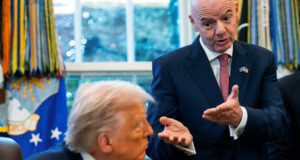 Trump Ingin Bintang Sepak Bola AS Bermain di Piala Dunia. FIFA Menemukan Jalan.
| beritakitanih Trump Ingin Bintang Sepak Bola AS Bermain di Piala Dunia. FIFA Menemukan Jalan.
| beritakitanih