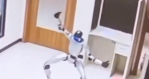 Video memperlihatkan robot humanoid bertingkah ‘nakal’ di kantor Indonesia, ‘menyerang’ rekan kerja
| beritakitanih Video memperlihatkan robot humanoid bertingkah 'nakal' di kantor Indonesia, 'menyerang' rekan kerja
| beritakitanih